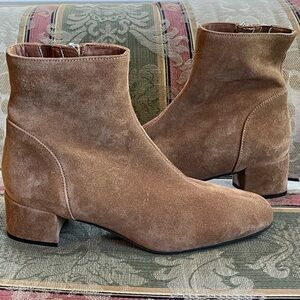 Aquatalia Larra Weatherproof Boot Brown Color. Size 7.5 Women
N11-4